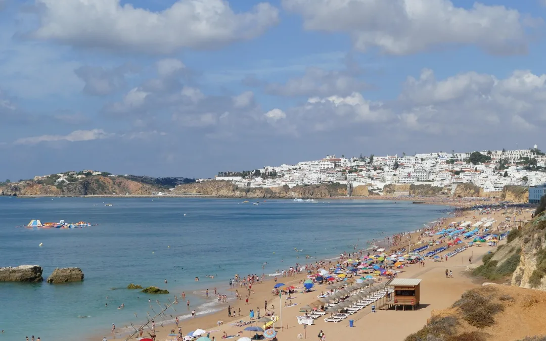 Praias urbanas de Albufeira interditadas a banhos