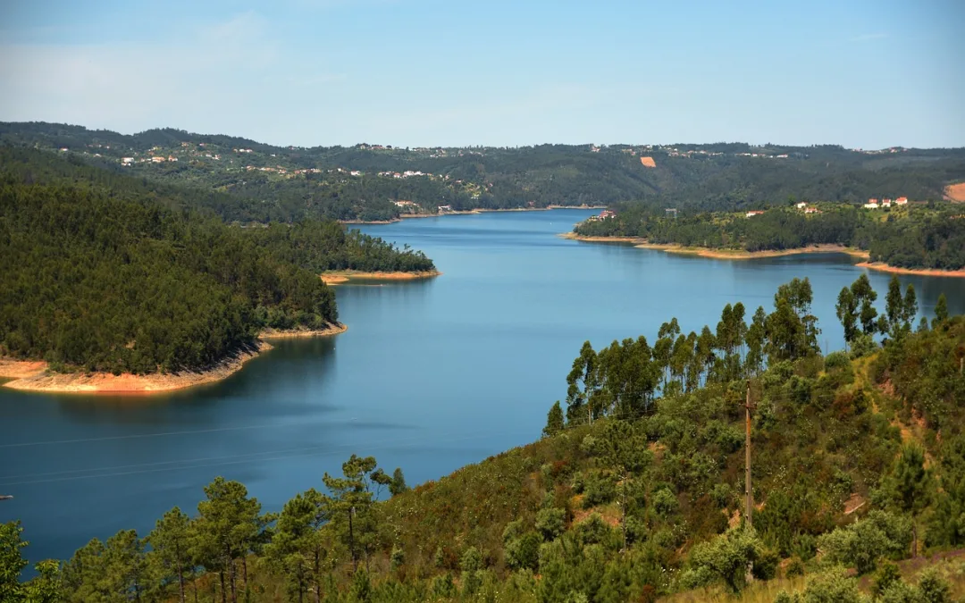 Reservas de água nas bacias hidrográficas acima da média, exceto no sul