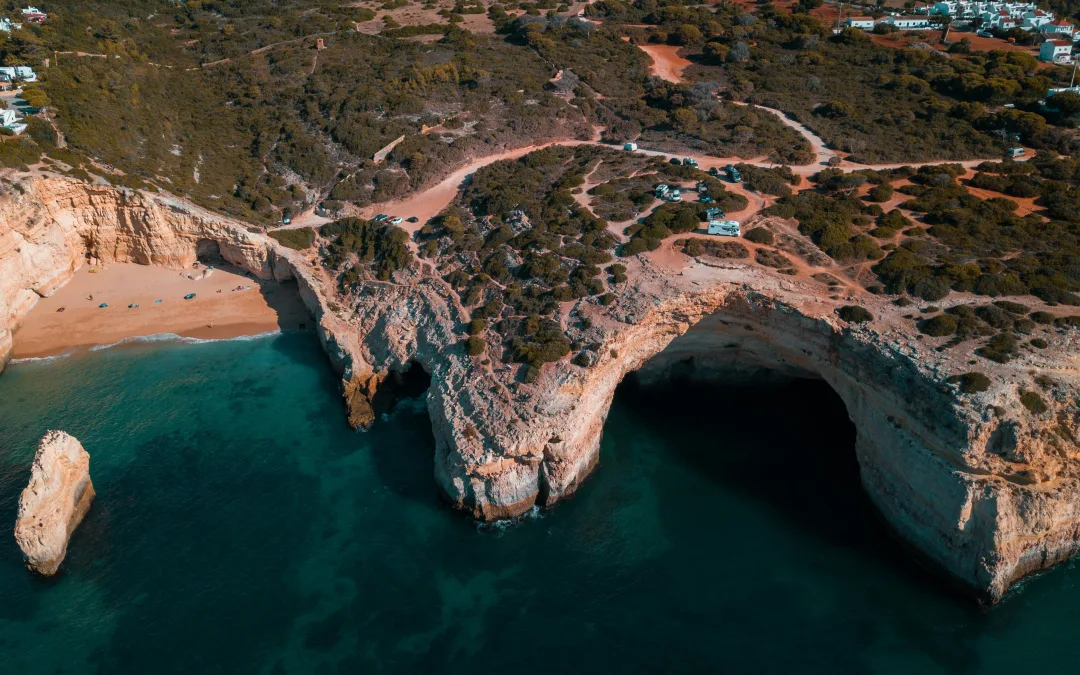 Jovem resgatado com hipotermia após queda em Benagil