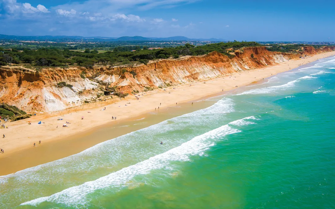 Praia da Falésia no Top 5 mundial do Tripadvisor em 2026