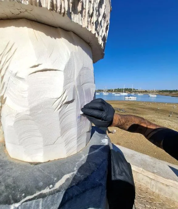 Portimão inicia manutenção da escultura ‘Ao Pescador’ na zona ribeirinha de Alvor