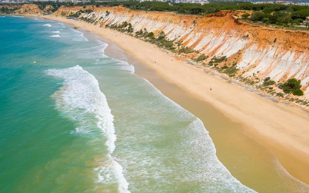 Praia da Falésia em Albufeira é a 4.ª melhor praia da Europa segundo prémios britânicos